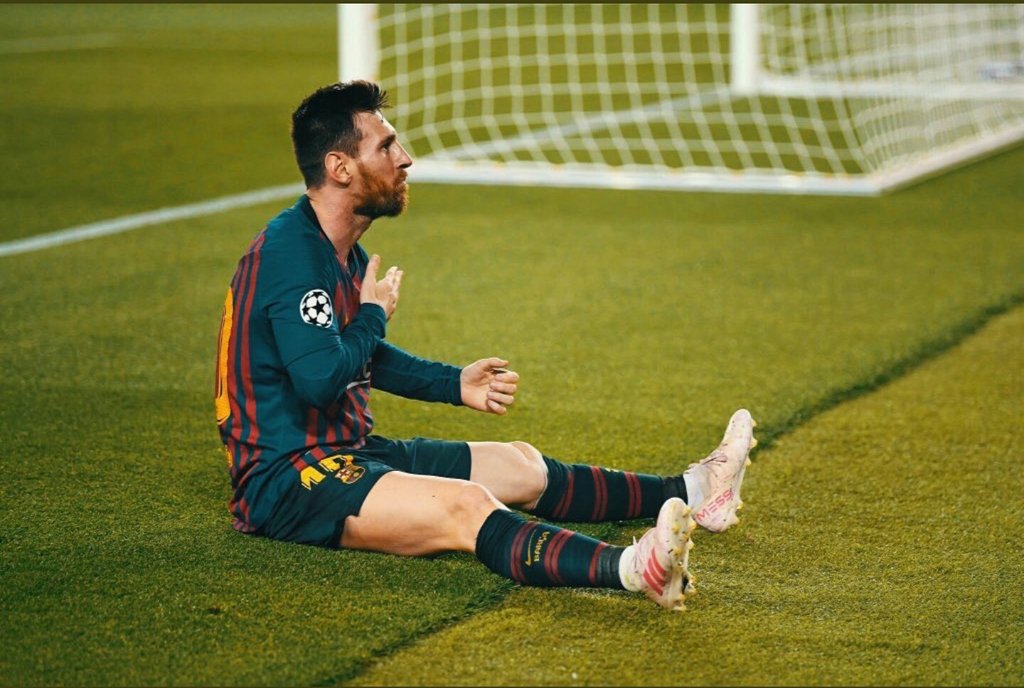 #برشلونه_ليفربول
عندما نتحدث عن الإبداع سوف نجد عنوانه = ميسي
عندما نتحدث عن الجنون سوف نجد 
مسببه = ميسي
وعندما نتحدث عن كرة القدم
نختصرها بكل وضوح ونقول هي (ميسي)