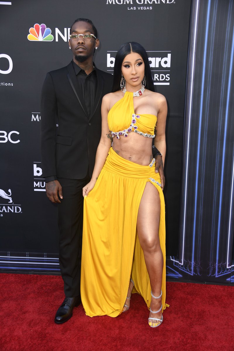 etalkCTV's tweet image. Cardi B may or may not be wearing the Infinity Stones, and honestly, good for her. 🔥🔥 Cardi &amp;amp; Offset with a little 🧡🧡 on the #BBMAs red carpet tonight. #BillboardMusicAwards #etalkredcarpet