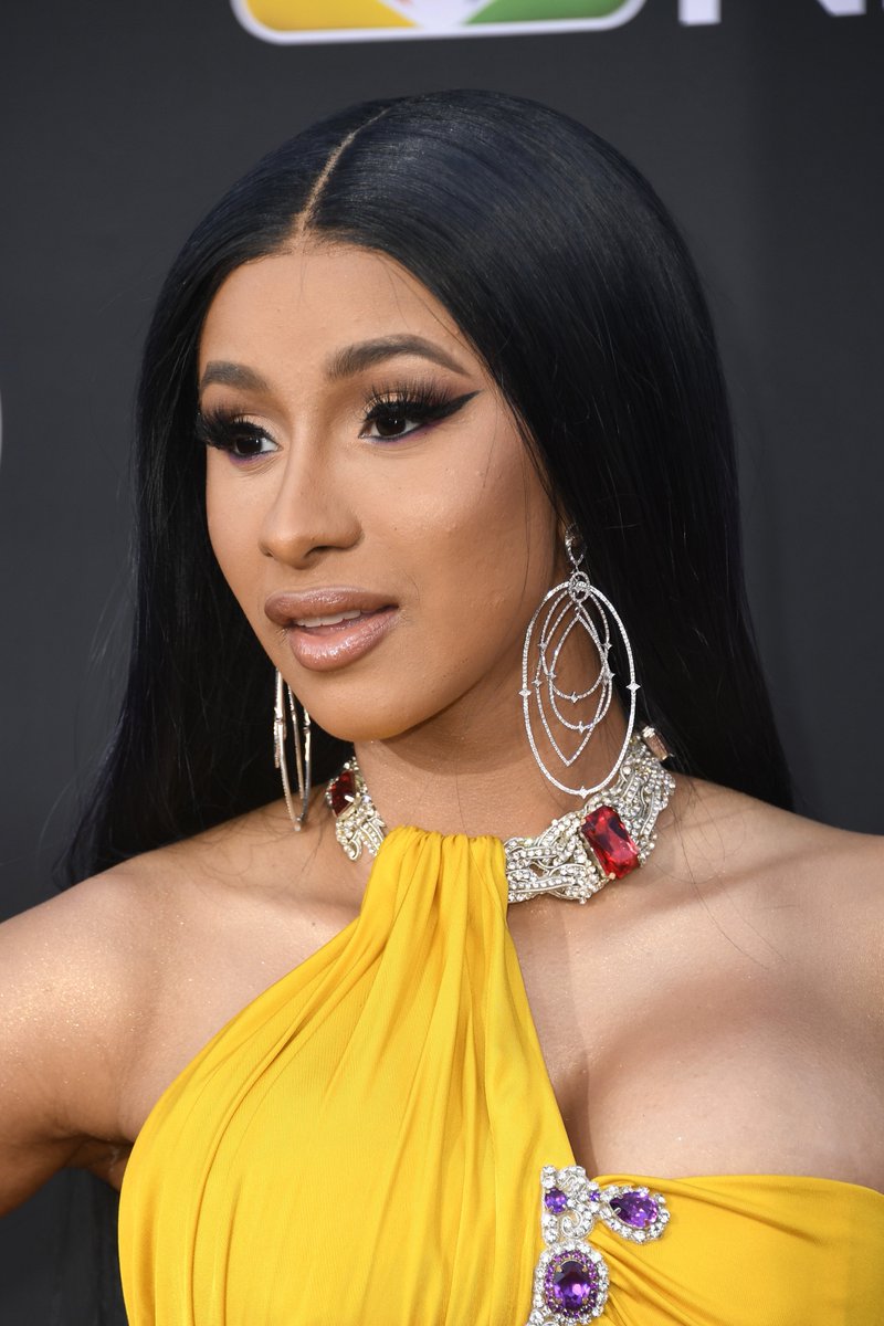 etalkCTV's tweet image. Cardi B may or may not be wearing the Infinity Stones, and honestly, good for her. 🔥🔥 Cardi &amp;amp; Offset with a little 🧡🧡 on the #BBMAs red carpet tonight. #BillboardMusicAwards #etalkredcarpet