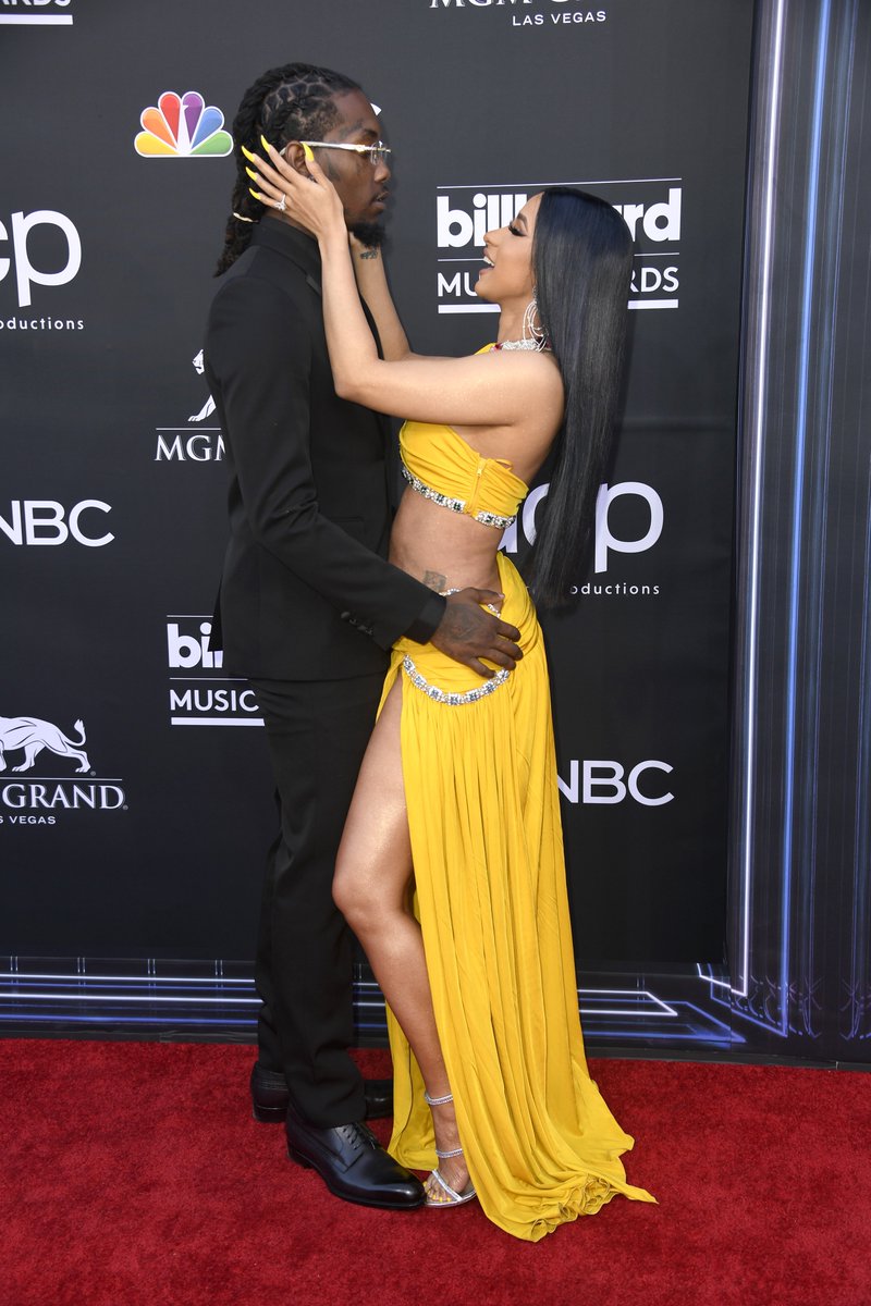 etalkCTV's tweet image. Cardi B may or may not be wearing the Infinity Stones, and honestly, good for her. 🔥🔥 Cardi &amp;amp; Offset with a little 🧡🧡 on the #BBMAs red carpet tonight. #BillboardMusicAwards #etalkredcarpet