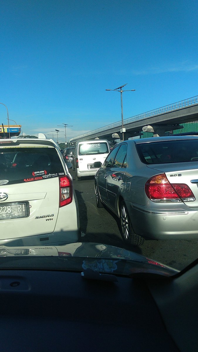 incofstupid's tweet photo. @TMCPoldaMetro tolong dong kalau buka tutup arah dari bekasi arah cawang yg manusiawi. Jangan arah bogor dibuka kelamaan. Yang adil aja, mereka juga tutup sekali-kali https://t.co/RTpdrVZKPq