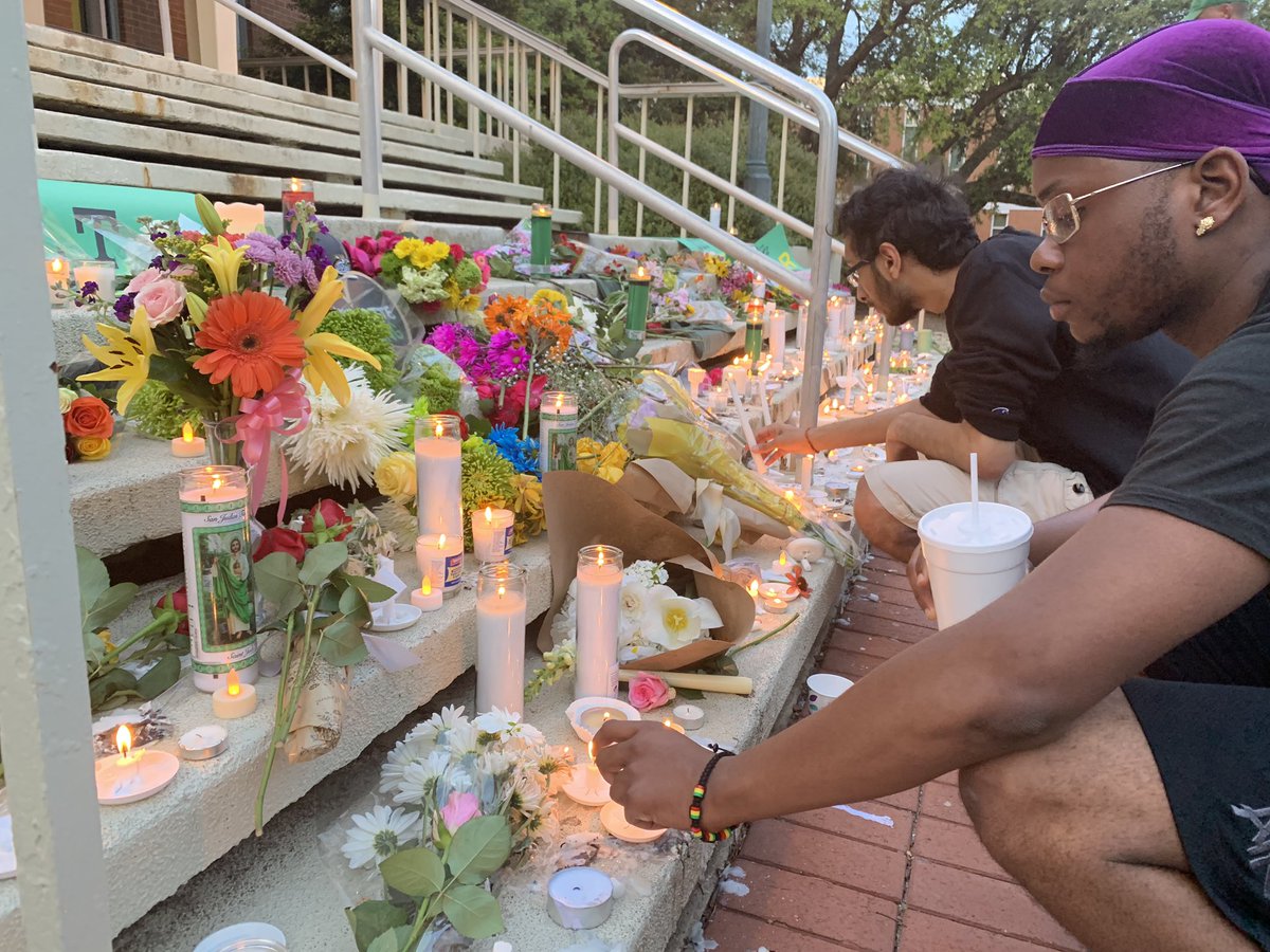 NoorEbraheem's tweet photo. I can’t believe the last day of school turned to be last day of 2 beautiful lives. #RileyHowell #ellisparlier #UNCCharlotteShooting #UNCCharlotte #uncc https://t.co/OeQZlVtK0U