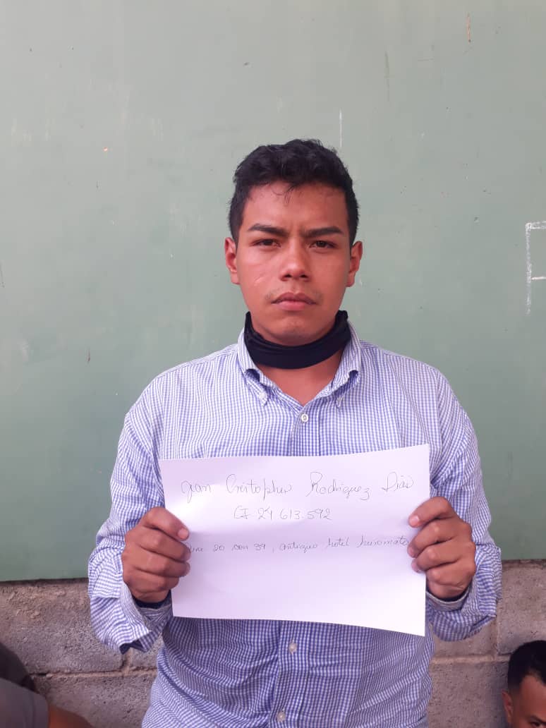 Funpaz2013's tweet photo. Estos son los colectivos paramilitares capturados en #Barquisimeto por @cpoliciadelara y puestos en libertad por orden de gobernadora @gestionperfecta a pesar de atacar a civiles y a funcionarios de la policía regional #1Mayo #Lara https://t.co/6emn3M7svd