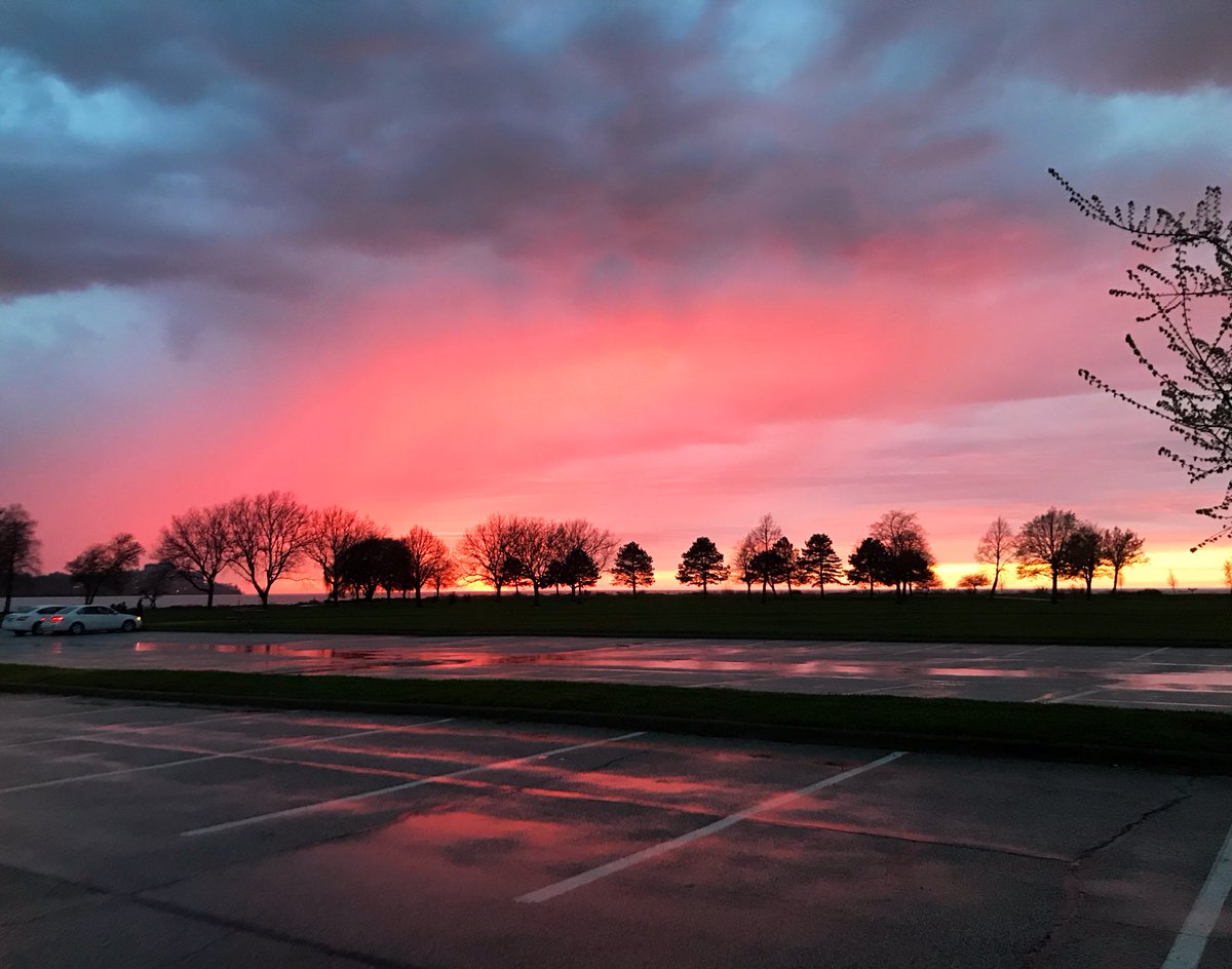 MerwinsMgr_ktk's tweet photo. @sueysue11 @JRodMcParky_CMP @CMEvents_SamCar It just kept getting better, I literally turned around 😎☀️ #teambeachhouse #edgewatersunsets https://t.co/CXXnEYIBEP