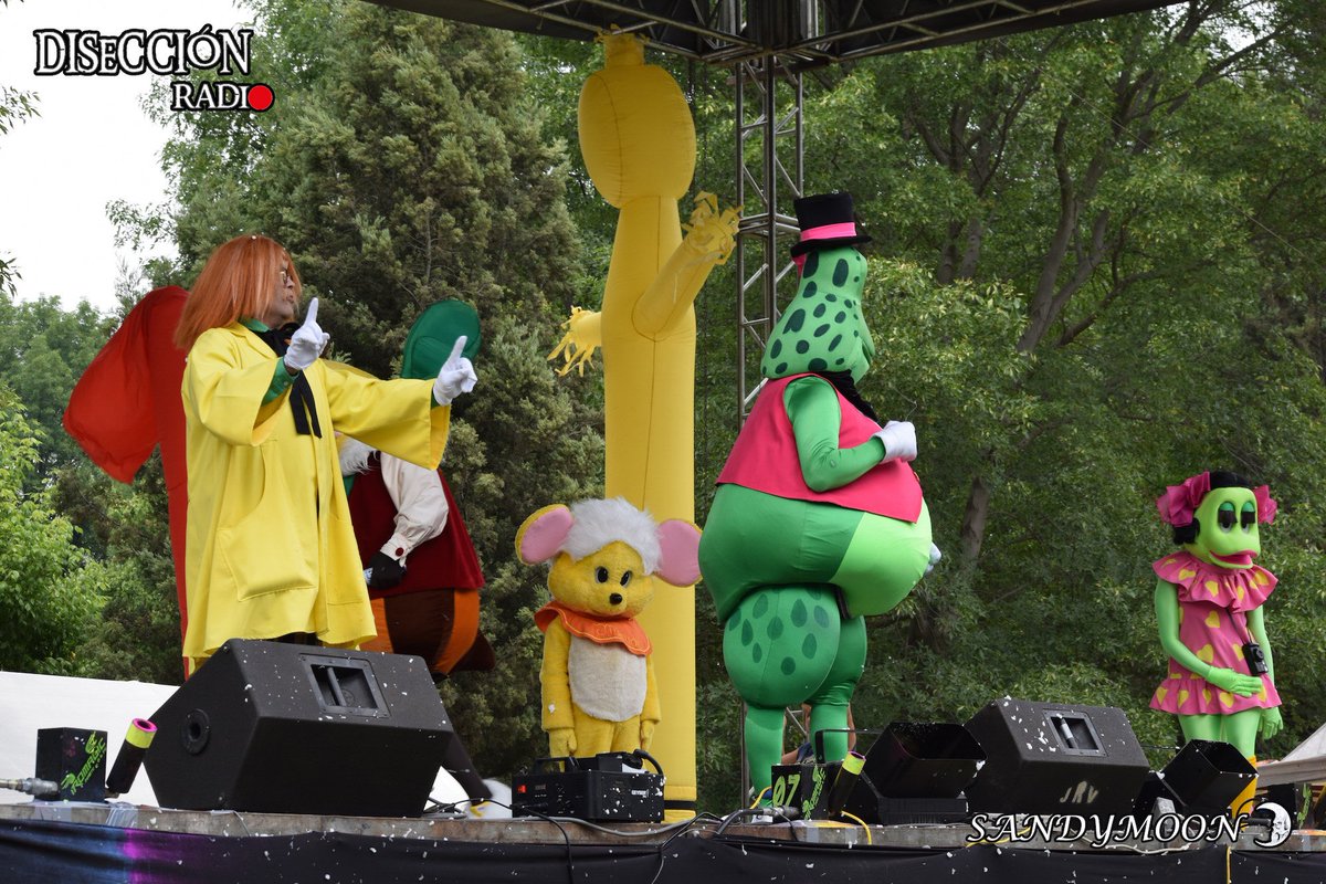 SandymoonMX's tweet photo. El concierto que dió #burbujas por el día del niño estuvo genial! Aquí la nota, fotos y video https://t.co/2PmHVH4N9D 😍😍😍👏 #recordandomiinfancia #sandymoon #cobertura #diseccionradio #RT #sigueme #patasverdes #ecoloco #mafafamusguito #pistachonzigzag #mimosoraton #memelovsky https://t.co/qLG4Wum9mu