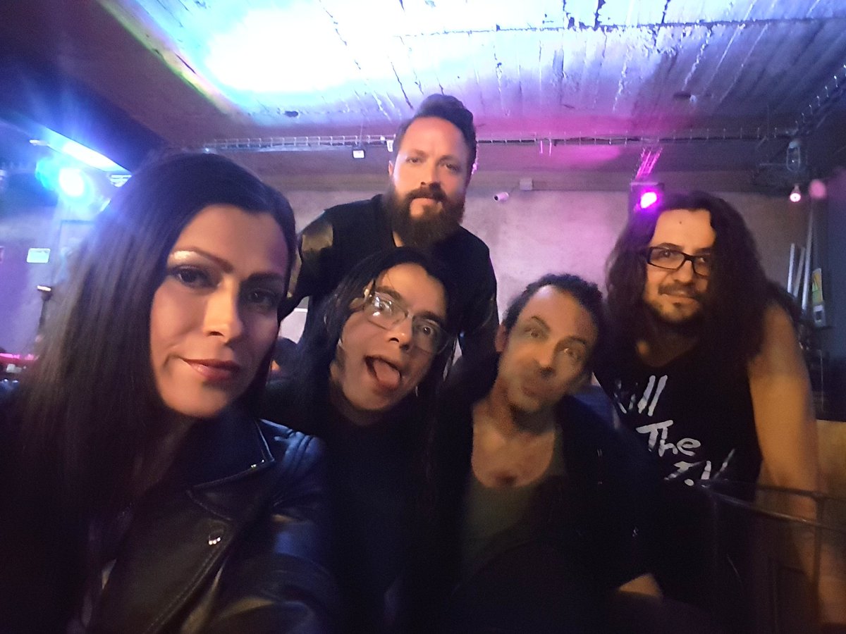ZetteVoltage's tweet photo. Listos @KillTheTV2 Y @Rosideral para la convivencia con los ganadores de @irresponsabletv en @PizzaPerroNegro https://t.co/jXLpbTeyPZ
