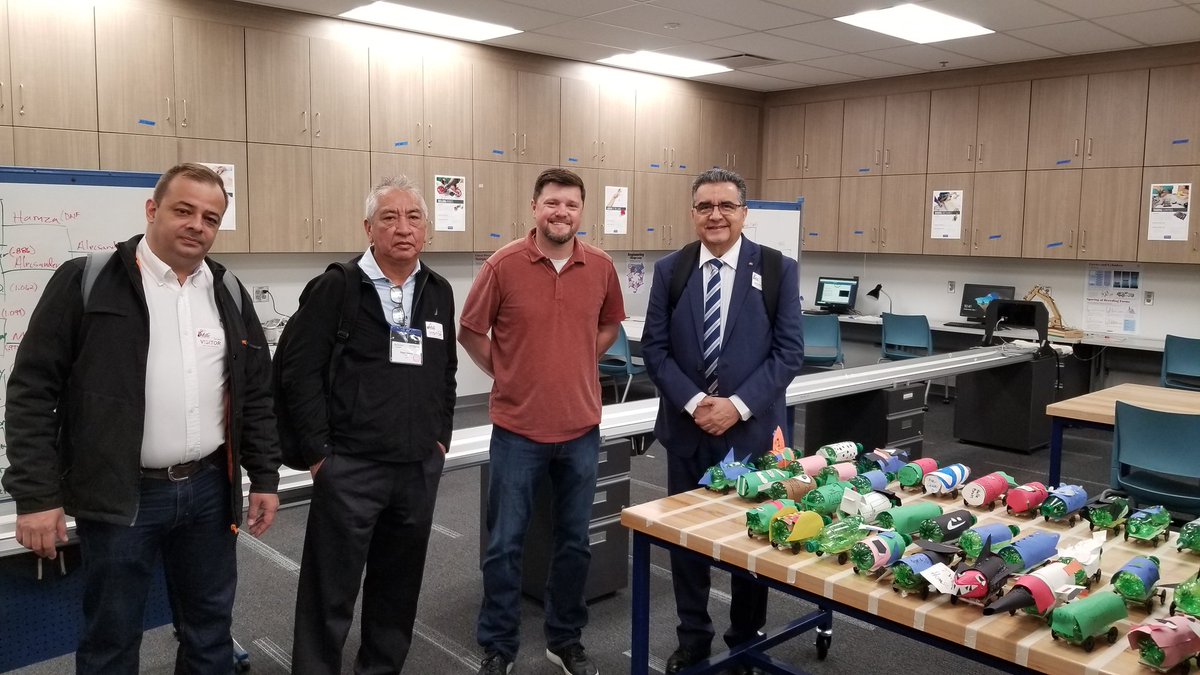 mattfrankenbery's tweet photo. Thank you to Jeff Laflen for hosting our visitors from Nicaragua and Costa Rica today in his #STEMExpeditions lab at Summit Trail Middle School! @olatheschools @pitscoed #ThisIsSTEM https://t.co/DwV3WK6w4N