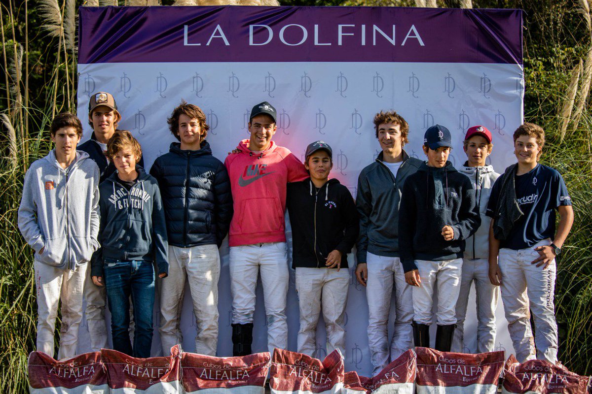 Los chicos que jugaron la Copa Cañuelas Tierra de Oportunidades.
En un espectacular premio, todos se llevaron un embrión de jugadores destacados.
Foto <a href="/lupeaizaga/">Guadalupe Aizaga</a> 
<a href="/ACambiasoOK/">Adolfito cambiaso</a> <a href="/RobertmZedda/">Roberto Zedda</a> <a href="/WorldSeriesPolo/">World Series of Polo</a> <a href="/LaDolfinaok/">La Dolfina</a> <a href="/eduardoheguy/">eduardo heguy</a> <a href="/EduNovilloA/">Eduardo Novillo</a> <a href="/horseandhoof/">Horse and Hoof</a>