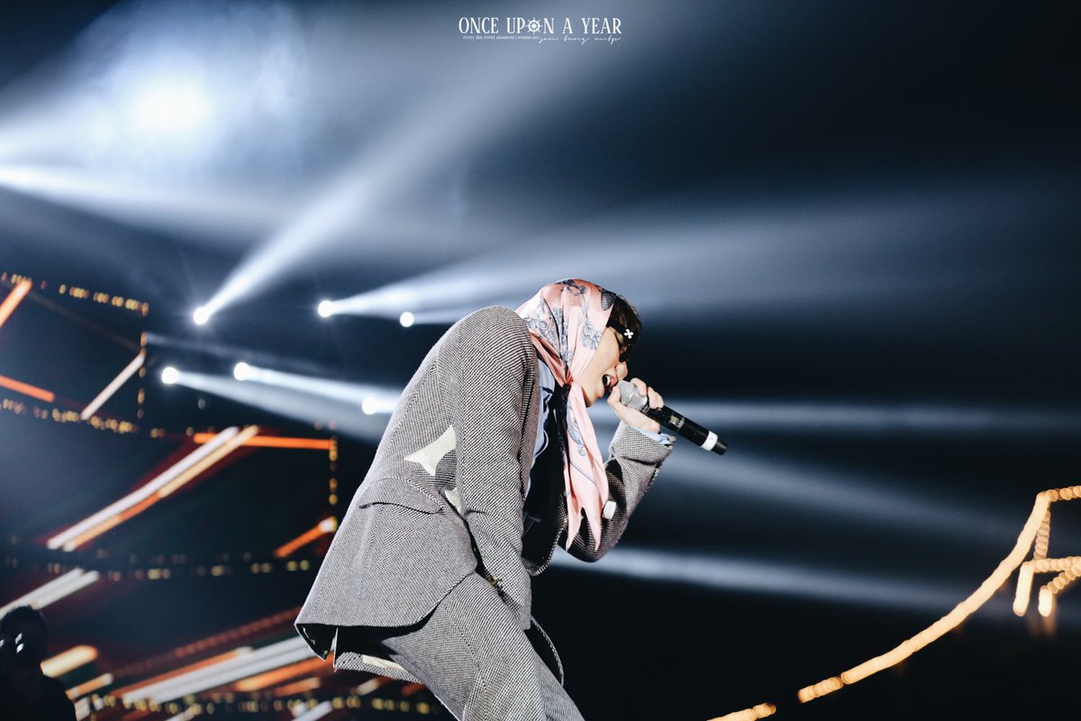 _onceuponayear's tweet photo. 190119
•
@sontungmtp777 @ tiger remix // hanoi
•
“Có khi chúng ta phải tự hỏi, phải chăng đời sống là một mặt cắt cong vênh của giấc mơ.”

{Nhạc sĩ Quốc Bảo}
•
#SonTungMTP #SonTung #MTP #OUAY #OnceUponAYear_MTP https://t.co/yePxg0iO9u
