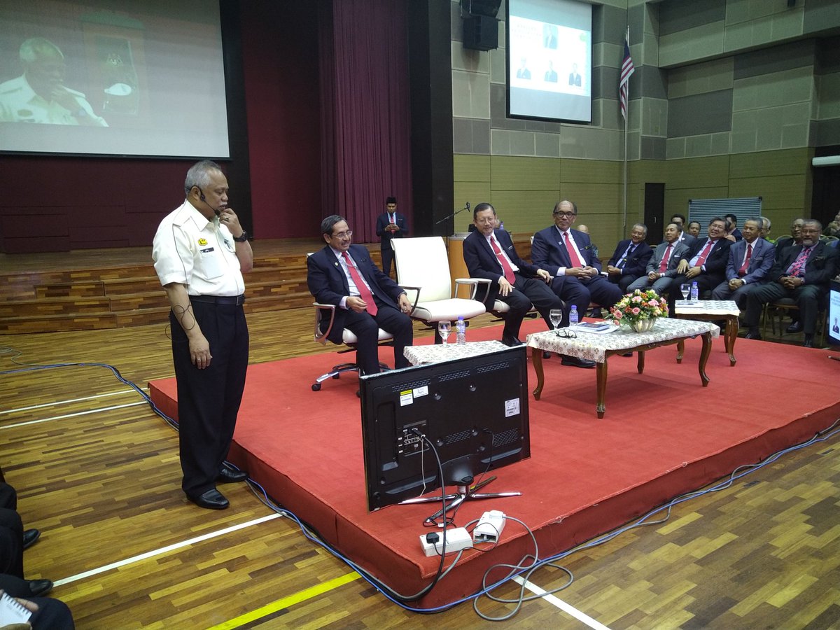 Penyampaian Amanat KPKR 

@MOWorks <a href="/JKRMalaysia/">JKR Malaysia</a> <a href="/KsuMoworks/">KSU_MOWorks</a>