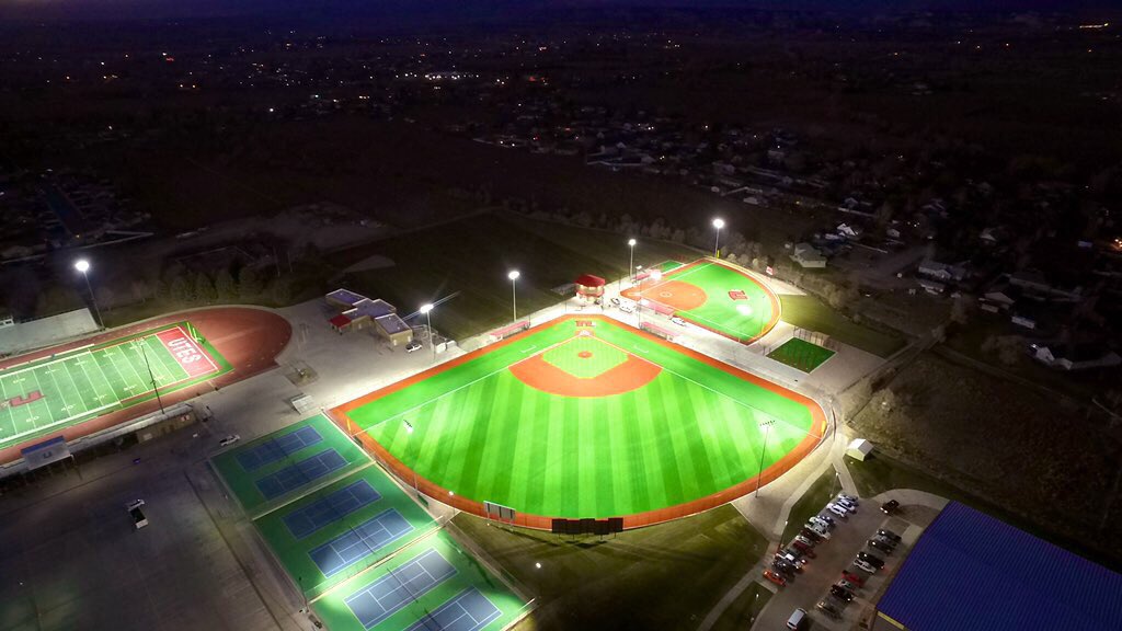 jdeaster11's tweet image. On 🔥🔥! A little night vision please!👀😲An all @TarkettGroup Sports facility here in the Rockies featuring @FieldTurf 🏈⚽️ &amp;amp; @FieldTurf DoublePlay for ⚾️🥎 &amp;amp; @BeynonSports 🏃‍♂️🏃‍♀️ track &amp;amp; 🎾courts! Awesome! #leaveitallonthefield #makingfastlookgood #thanksUHS 🔥🔥🔥