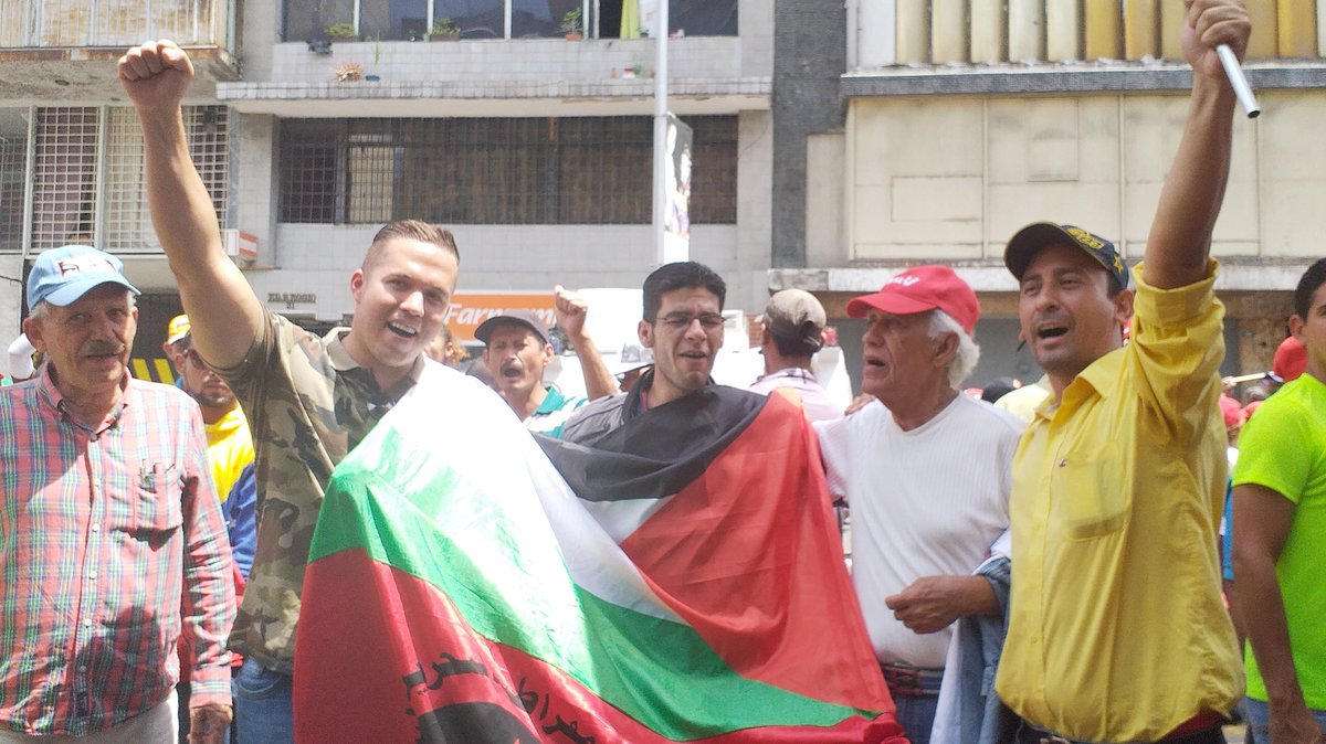 #TrumpNotToday Nos fuimos a las calles de Caracas a respaldar al Presidente Constitucional @NicolasMaduro y al Gobierno Bolivariano. Naguanagua Presente en la Gran Movilización de la Clase Obrera venezolana en defensa de la Paz y la Soberanía Nacional. #TrabajadoresPorLaPatria