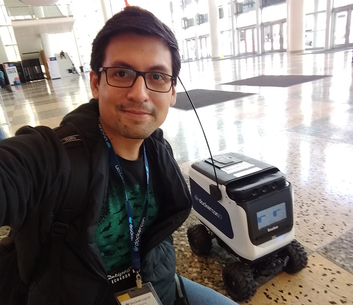 herrera_luis10's tweet image. If you&apos;re attending to #DockerCon19 you couldn&apos;t miss snap a selfie with kiwibot @kiwicampus #Docker #DockerCon