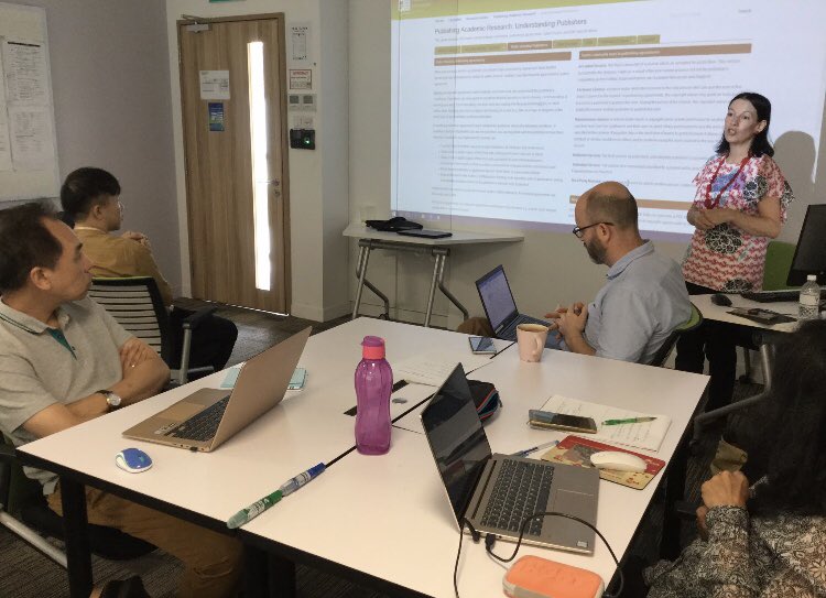 JCULibrary's tweet photo. #ResearchPD in action - Academics and HDR students participating in a series of 7 Research Support workshops by #JCULibrarians @JCUsg this week 🌺🌴🌸 With thanks to JCUS Dean of Research #ProfDeanJerry &amp; #JCULibrary https://t.co/vHI16eOWgI @JacobWo98689794 #TriCampusFriends @jcu https://t.co/PJlKey7Xbo