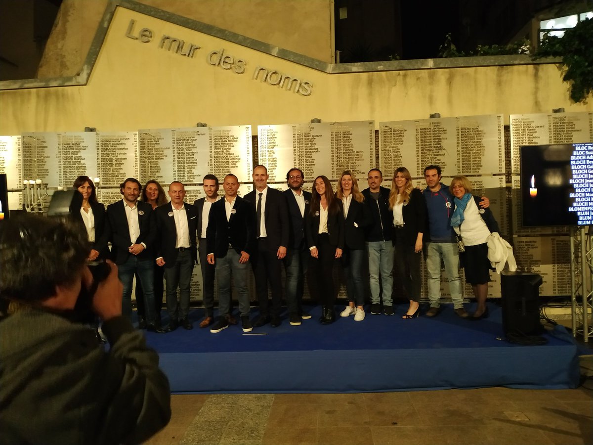 Cérémonie poignante de #YomHashoah2019 en mémoire des 6 Mi de juifs enfants & adultes victimes de l'Holocauste rassemblement dvt le #MurDesNoms de la Grande Synagogue Breteuil #Marseille
#PourQueNulNOublie toujours transmettre le flambeau de la mémoire
Cc @CPozmentier @Le_Crif13