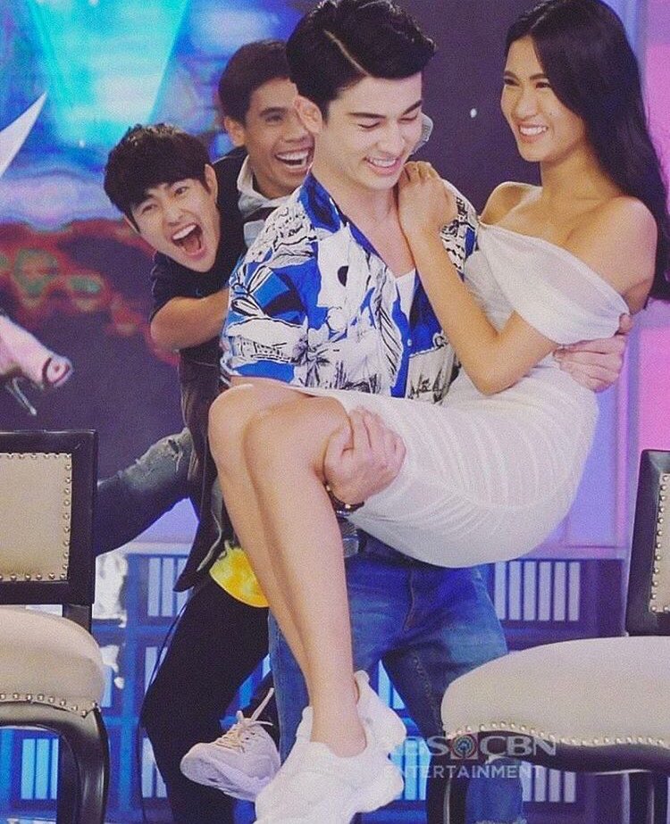 andrevisuals's tweet photo. live, layf, love ❤️ #GGV https://t.co/BnUXb613MA