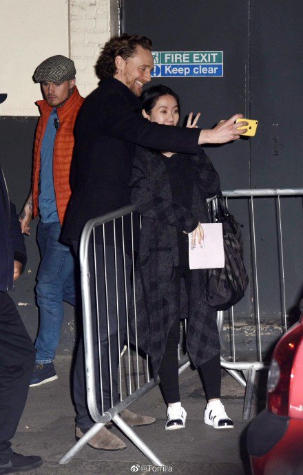 tomh_news's tweet photo. #TomHiddleston 
Tom at the stage door of Harold Pinter Theatre after performing '
#Betrayal on May 1, 2019 
credit https://t.co/WGhlwPB0um https://t.co/h65DrMdlUZ