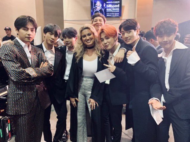 jungkookreally's tweet photo. MY LOVE WITH THE QUEENS https://t.co/RhpQlUtNFk