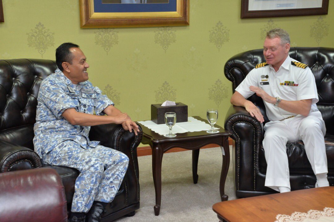 NatHydroCentre's tweet photo. Director General of Hydrography @hanafiahydro received a call by Commanding Officer of #HMASSuccess Captain Darren Grogan in conjunction with the Engagement of #RMN and #ADFIPE19

#IPE19
#NavyUpdate
#DefenceDiplomacy
@tldm_rasmi 
@ADFinMalaysia https://t.co/cVxmvw3Ekl