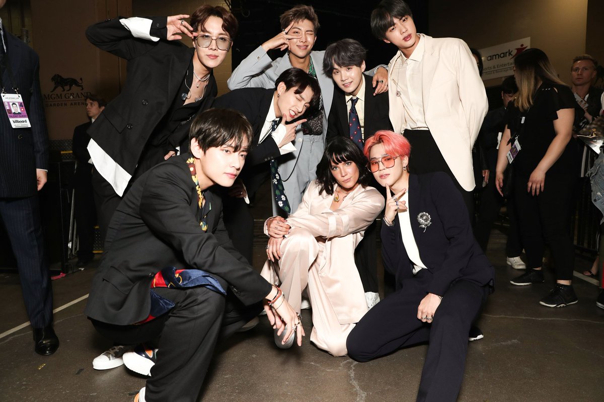 MinJhiShee08's tweet photo. @BTS_twt @iamcardib @OffsetYRN @Madonna CHICOS! ESTUVIERON ASOMBROSOS! LOS AMO! BTS IS AMAZING! AWESOME! @BTS_Peru  @BTS_twt   JIMIN I LOVE  YOU! ❤😍 https://t.co/khg5WZ6niC
