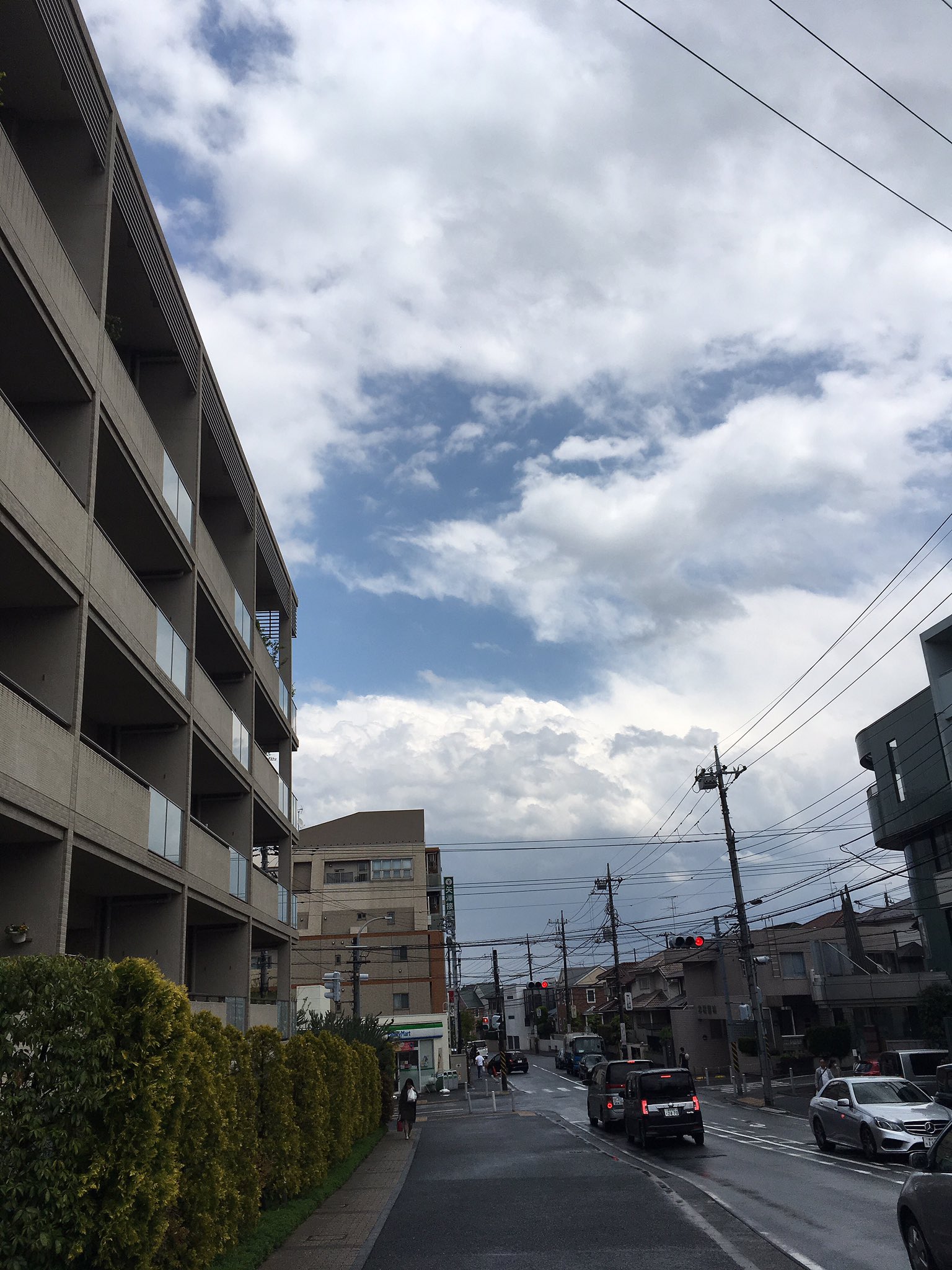 画像 横浜の気温は 18 0度 湿度 69 です 最高気温予想は 24度 天気予報は 雨のち晴れ です 雷注意報が 出ています 雨は止んで 晴れてきました 湿度高めで まとめダネ