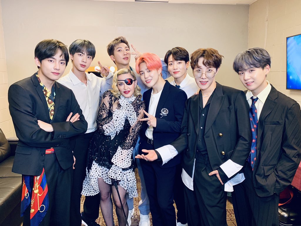 billboard's tweet photo. Backstage at the #BBMAs 

@BTS_twt x @Madonna https://t.co/LRJIIkLHr3