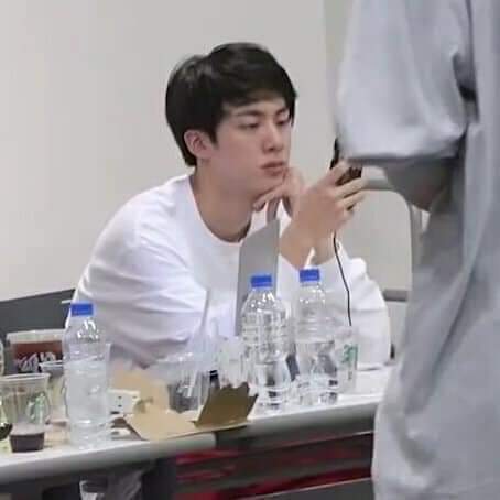 that_me_fg's tweet photo. ARMY esperando el V LIVE de los chicos:
#BillboardMusicAwards @BTS_twt https://t.co/paYxMzn9GL