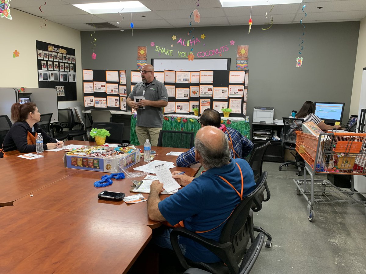MMcCordASDS6684's tweet image. Associates learning about #AstroLawn on day 3 of SAW Event @navabrian3 @Patrici83770764 @borin_nguon @StephRMendoza @crystalj6684