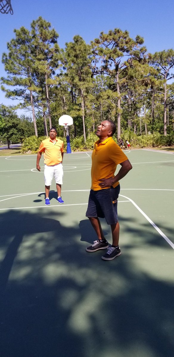 aka_SmoothRedd's tweet image. After we left the golf course , we found the nearest basketball court trying to relive thos Huskie Hoop Days . #IcyHot #biofreeze