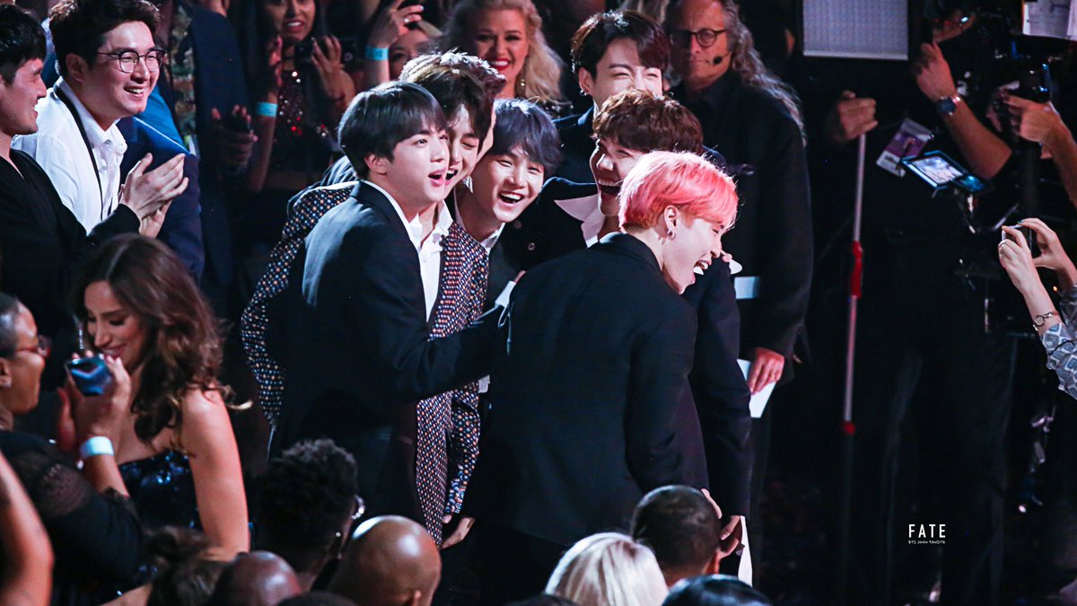 뒤에서 환하게 웃고있는 매니져님 무슨생각이 드실까ㅠ 진정된 아빠미소네ㅠㅠ 몇년동안 케어하신 보람이 있으실듯
#방탄_빌보드_톱듀오그룹_축하해
#방탄_3연속_톱소셜아티스트_축하해
#BBMAs <a href="/BTS_twt/">방탄소년단</a>