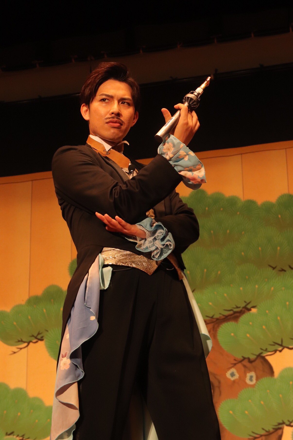 さかき 05 01 明治村 明治偉人隊 お披露目公演 所長さんが変身アイテム の説明をしているときの夏目先生 T Co Fxvxi2xje5 Twitter