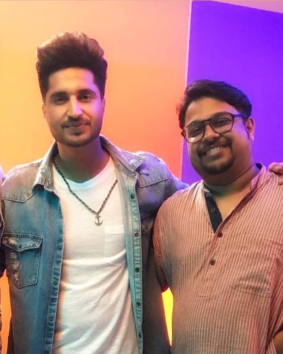 _Elvish_Army_'s tweet photo. #FanClick!! 🔥
Just look at him..!! He's literally shining brighter than the sun ♥️.
Love you FAAAVV!!! 😍🍀
.
@jassiegill Idol 🙏❤️! https://t.co/u56jjBpK9R