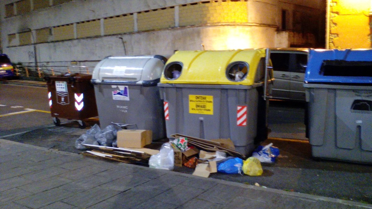 zikinbrillo's tweet photo. #Pasaia Antxoko edukiontzi "inteligenteak" gaur goizean. Los contenedores "inteligentes" de Pasai #Antxo esta mañana. Eskerrik asko Jotaerre argazkiengatik. #nazka #lotsa #errausketarikez #ustelaklurpera https://t.co/3pkaagsoyN