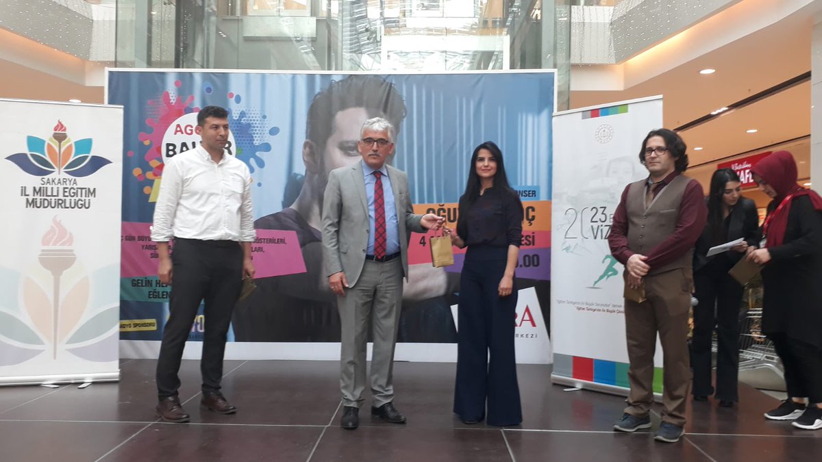 Sakarya İl Milli Eğitim Müdürlüğü Eğitimde Fark Yaratanlar Yarışmasında Farklı ve Özgün Materyal Tasarımda il ikincisi Atatürk İlkokulu'ndan Çağla BURAK ve Eğitimde Yeni ve Farklı Metodlarda  mansiyon ödülü alan Yenidoğan Ortaokulu'ndan Mudahar YİĞİT ödüllerini aldılar.