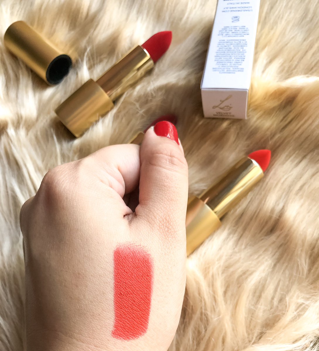 Looklikethis_In's tweet photo. That velvet texture 😍It's real😊😊😊 And has such a smooth matte finish 💄
Velvet Jazz ❣️
Velvet Ribbon ❣️
Velvet Morning ❣️
Swipe for all the pictures. My favorite shade Velvet morning is also there...it's the bright orangey red😊
 #LisaEldridge #makeup #lipstick #flatlay https://t.co/udcaJ6Z0dB