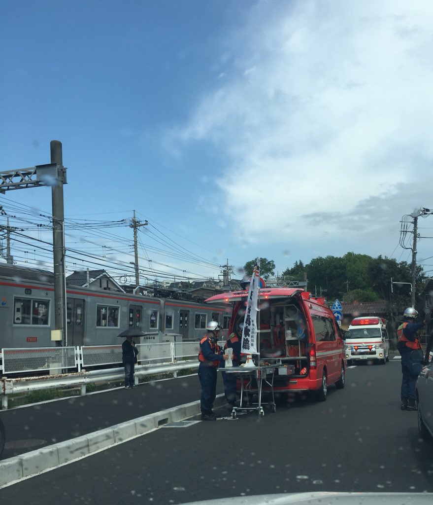 相鉄線の海老名駅～かしわ台駅間の踏切で人身事故が起き緊急車両が集結している画像