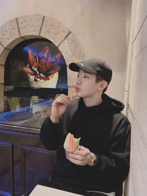 That ice cream looks SOOO GOOD 