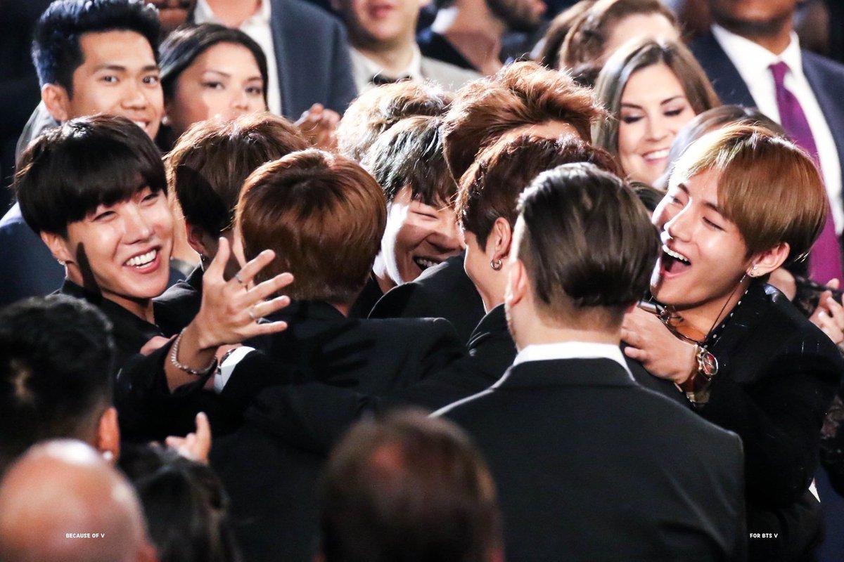 seoftjinne's tweet photo. No puedo parar de decir lo feliz que estoy por todo bangtan, todo el éxito que tiene es gracias a la gran dedicación que le ponen a todo lo que hacen, y más que nada, de mencionar lo orgullosa que estoy de decir “YO SOY FAN DE BTS” (╥_╥) https://t.co/WkCBKlUtDW