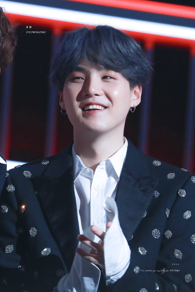 huongkookie19's tweet photo. #BTSOneE #BTSandHalseyLive #BTSTopGroup #BTSTopSociaArtist #BTSBBMAs2019 https://t.co/yWv1J6MqLk