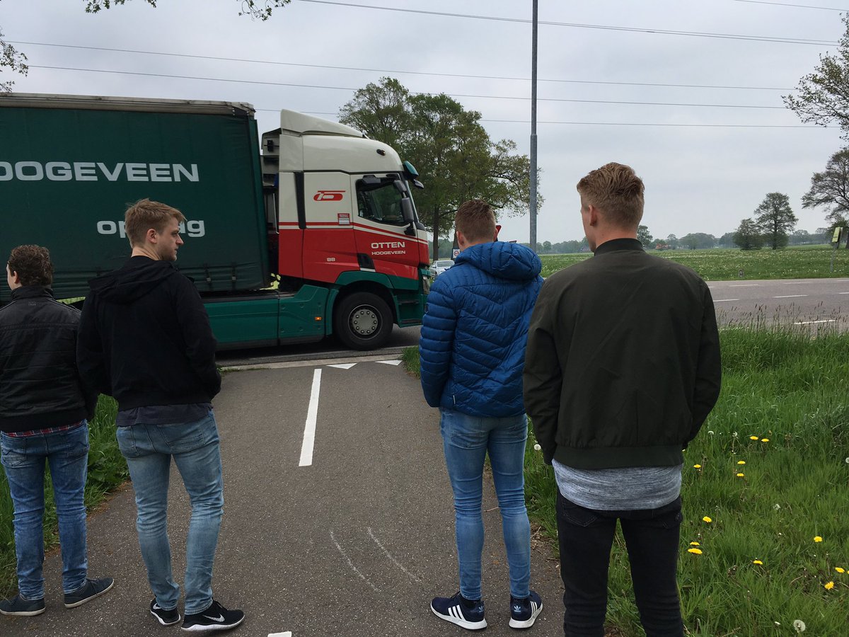 <a href="/talking_traffic/">Talking Traffic</a> 
Studenten <a href="/Saxion_CIV/">Saxion Civiele Tech</a> verkennen de mogelijkheden van slimme signalering bij 3 gevaarlijke kruisingen N825 in onze Proeftuin <a href="/provgelderland/">Provincie Gelderland</a>