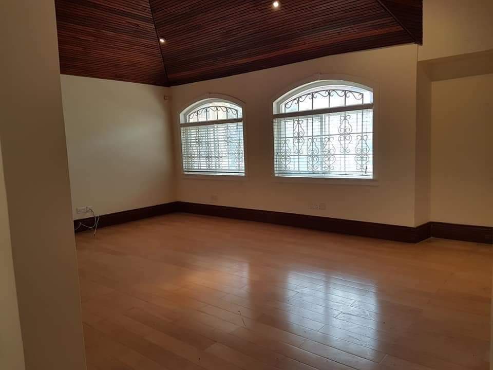 Crestmont7's tweet photo. Located in an area popular with diplomats and expatriates and known for good security is this an executively furnished 4bdrm master ensuite townhouse. Kes400,000/month
#RealEstate #property #rentalproperty #rentals https://t.co/nIpbGSXoQ1