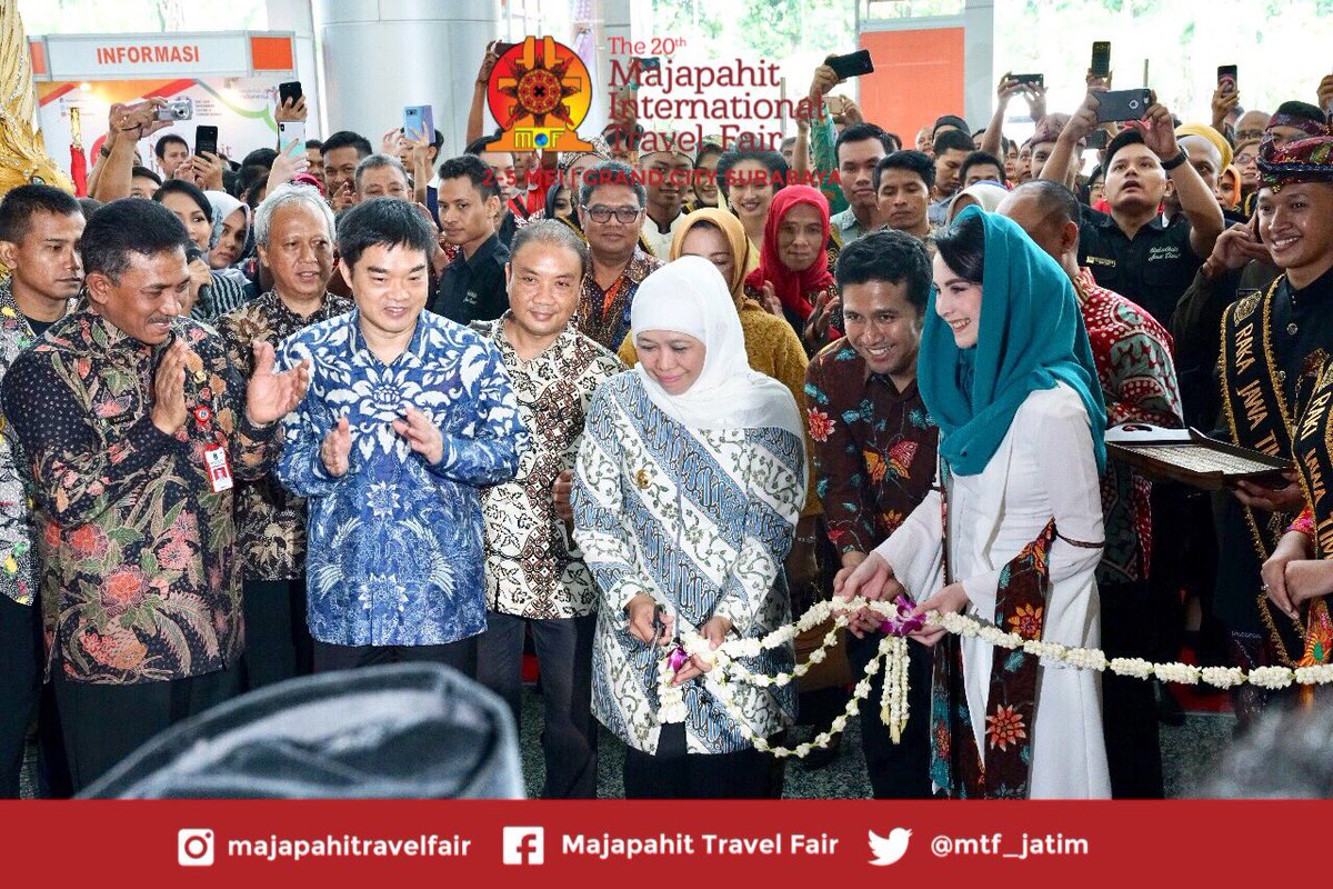 Hari ini Majapahit International Travel Fair resmi dibuka oleh Ibu Gubernur Jawa Timur @khofifah.ip dan wakilnya, Bapak @emildardak beserta istri, Ibu @arumi_arumi_94 . #HariIniMajapahitTravelFair