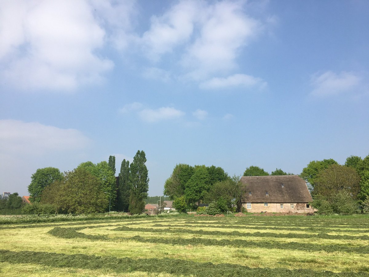 AchtertSlot's tweet photo. Het was ff doorharken, maar vannacht om 02.00 u zat alle gras rondom ‘t Slot in de kuil..Die nieuwe dam in Het Oude Maasje voldoet uitstekend 😀 https://t.co/r1Rvb3eTYp