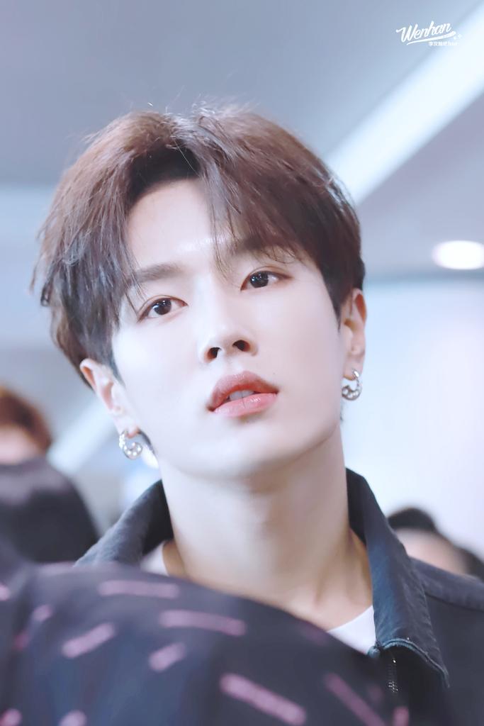WenhanBar's tweet photo. 190502|首尔到达
I hope I can find your shadow in all the best years.
#李汶翰 #WENHAN #문한 #유나인 #UNIQ #UNINE https://t.co/KtOF3eA8O8