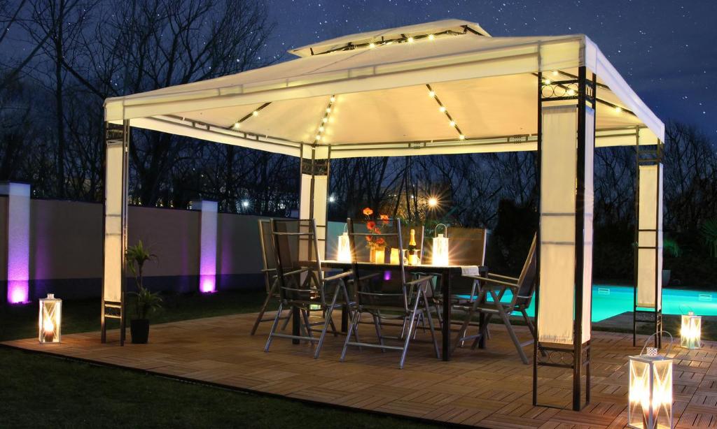 GrouponNED's tweet image. Met deze partytent blijf het gezellig tot diep in de nacht. gr.pn/2GUJq12