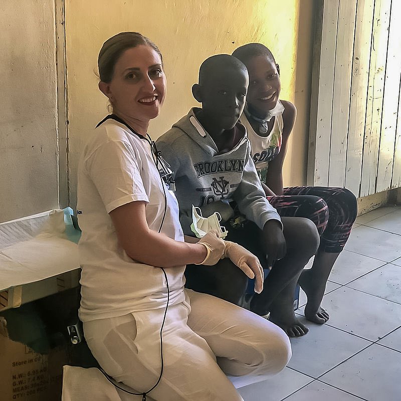 Health__AG's tweet photo. Out of Hamburg! Dr. Roshanak Faraji war zwei Wochen in Namibia - für #ZahnärzteOhneGrenzen. "Der Aufenthalt in Afrika hat mich tief bewegt. Er veränderte meinen Blick auf das Leben." Warum? Das steht in unserer #CoInspiration: https://t.co/8U8dF4KMuI @DWLF #CoEvolution #Ehrenamt https://t.co/H8aSUVGQR6
