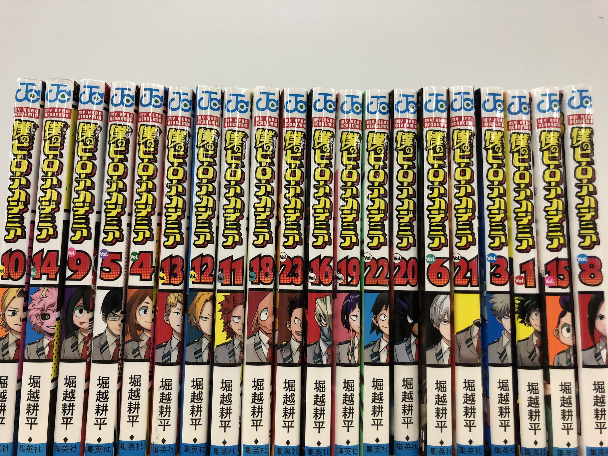 僕のヒーローアカデミア ヒロアカ アニメ公式 今日 令和元年5月2日 木 に 僕のヒーローアカデミア ヒロアカ のコミックス最新第23巻が発売 シリーズ累計発行部数20万部突破 そして 背表紙で雄英高校ヒーロー科1年a組全員が揃いました 砂藤 僕のヒーローアカデミア ヒロアカ アニメ公式 今日 令和元年5月2日 木 に 僕のヒーローアカデミア ヒロアカ のコミックス最新第23巻が発売 シリーズ累計発行部数20万部突破 そして 背表紙で雄英高校ヒーロー科1年a組全員が揃いました 砂藤