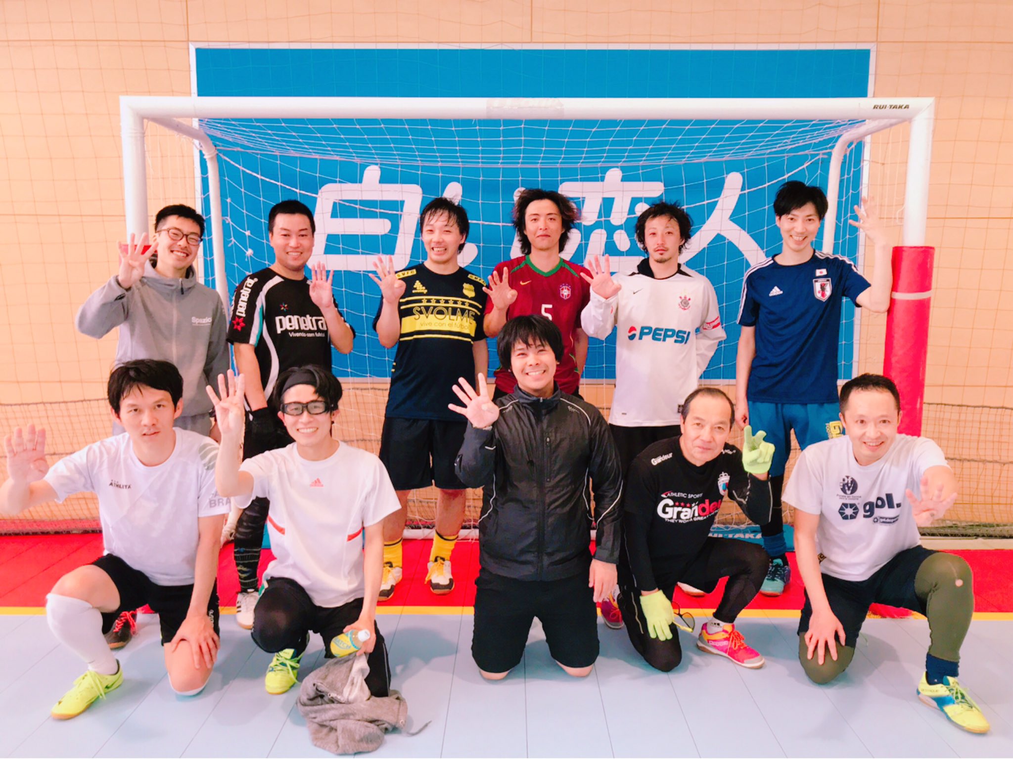 サッポロ イーワン スタジアム 本日の4時間個サル 4時間完走組です 2時間やれば友達に 4時間やれば家族 の様な雰囲気になってます 明日も10時から開催します みんなでヨ ンッ やりましょー サッポロイーワンスタジアム