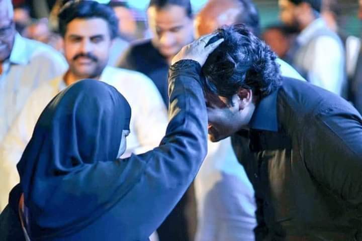 WazirAliTunio's tweet photo. جب اس ملک کی مائوں کی دعائیں ہمارے)
چیرمین کی ساتھ ہیں تو آپ کی بددعائین کیا کریں گی...
@BBhuttoZardari
@BakhtawarBZ
@AseefaBZ https://t.co/zIkHH0Aipb