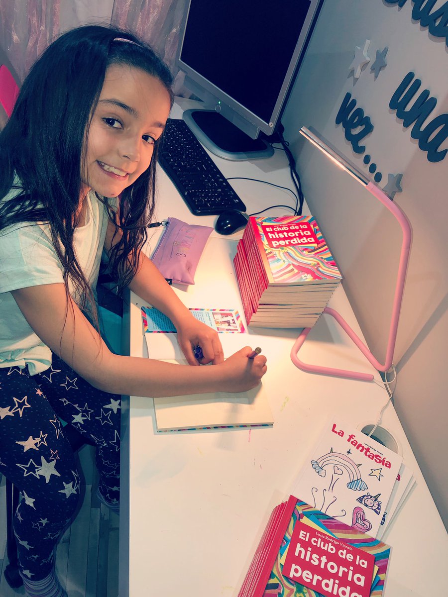 lidiaVicenteRu1's tweet photo. Buenos días ayer estuve #firmando y #dedicando ejemplares de #Elclubdelahistoriaperdida
Tengo que deciros que termine con un poco de dolor en la mano, 😂😂 pero estoy feliz porque empieza a viajar. Gracias a todos y todas, estoy muy feliz. 😘😘😘
#books #libro #escritora https://t.co/fataToG85h